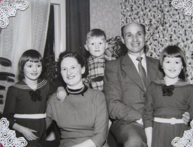Birthe , mor, Poul , far og Ulla ca 1957